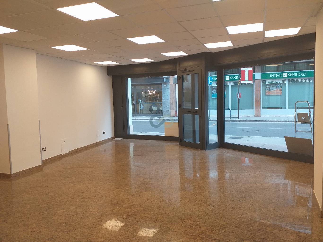 NEGOZIO FRONTESTRADA 12