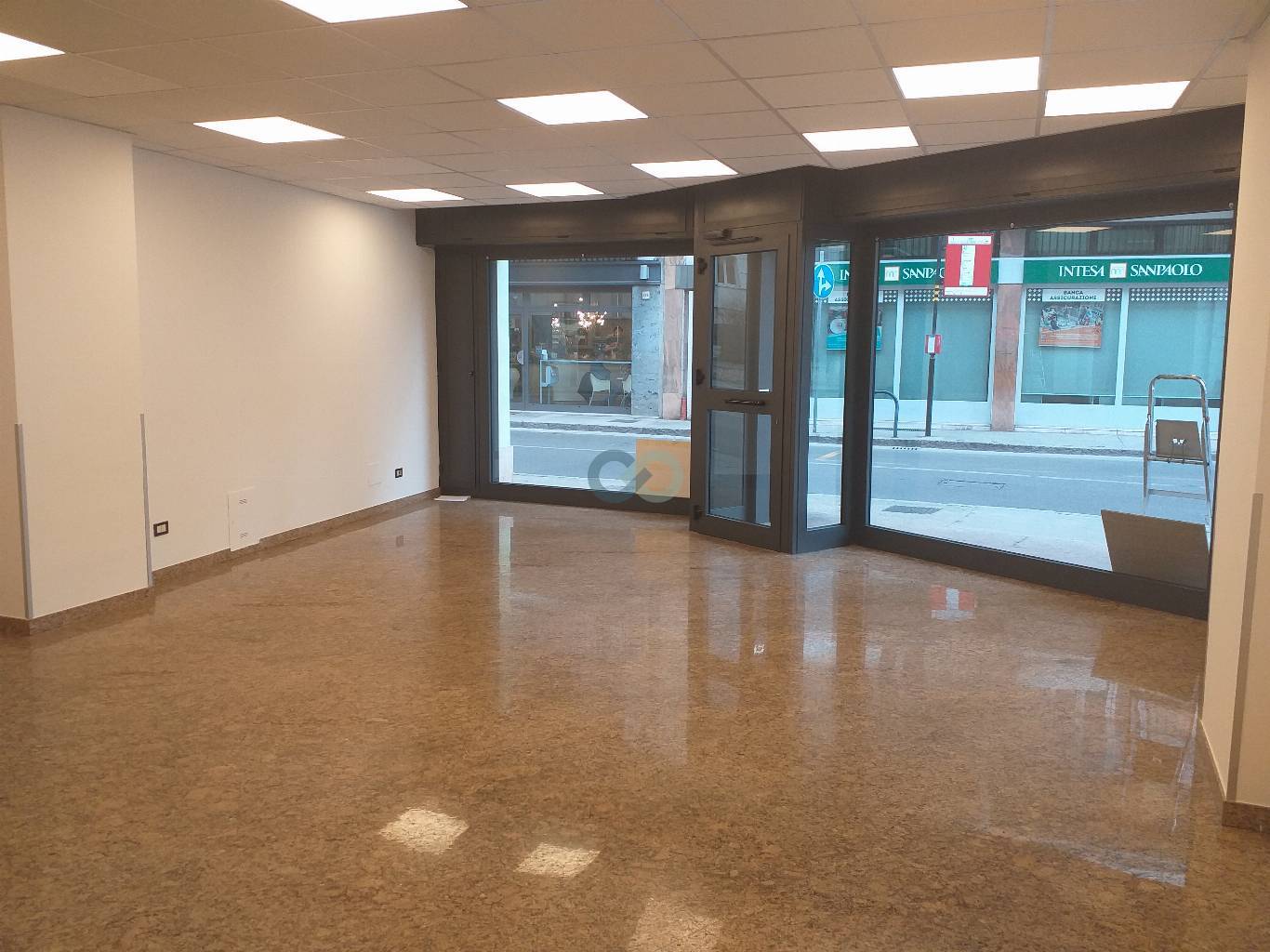 NEGOZIO FRONTESTRADA 13