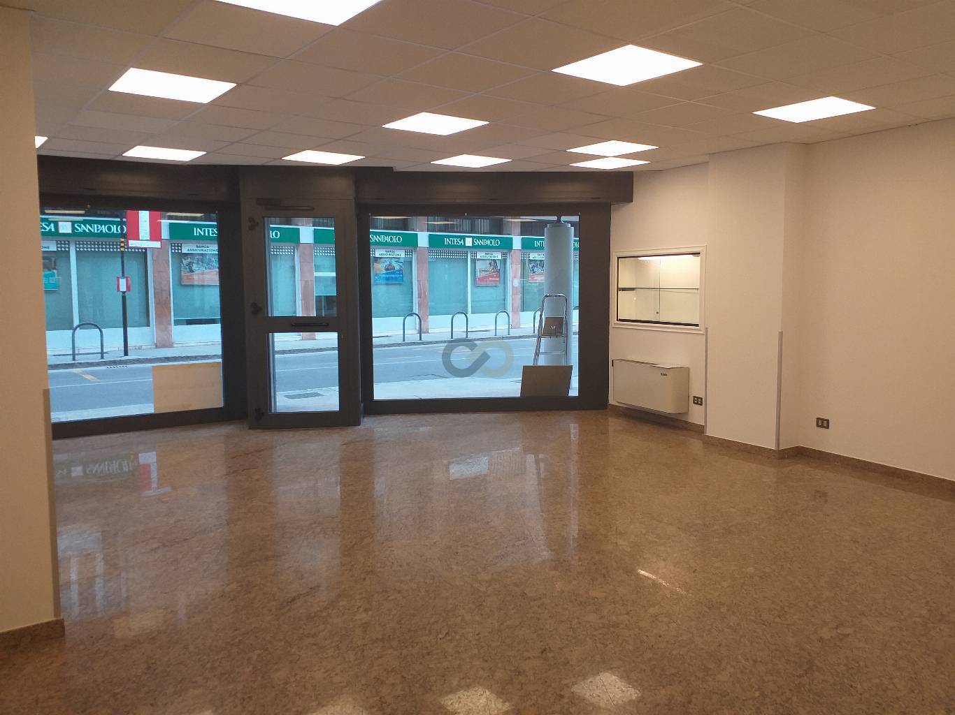 NEGOZIO FRONTESTRADA 15