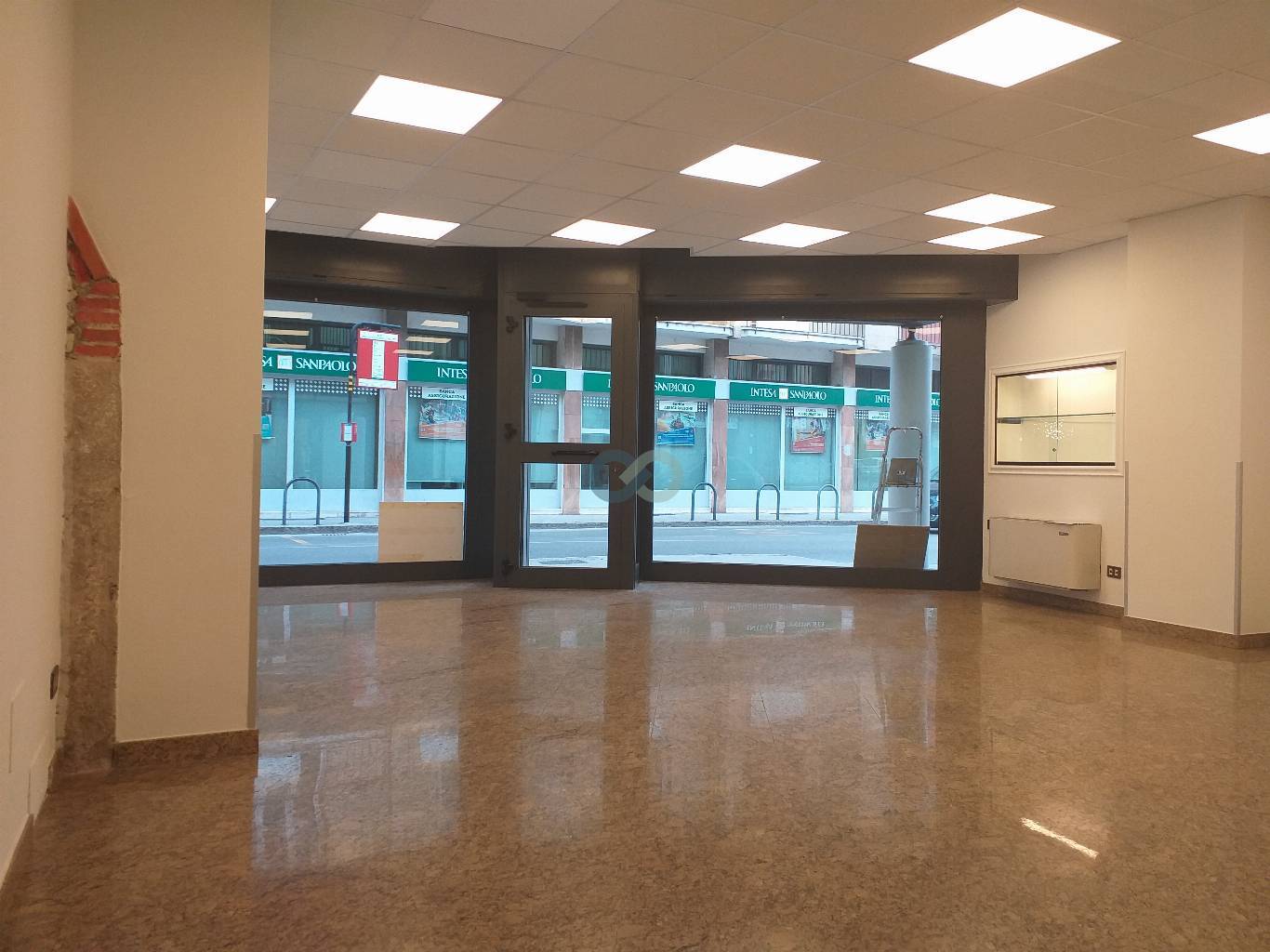 NEGOZIO FRONTESTRADA 16