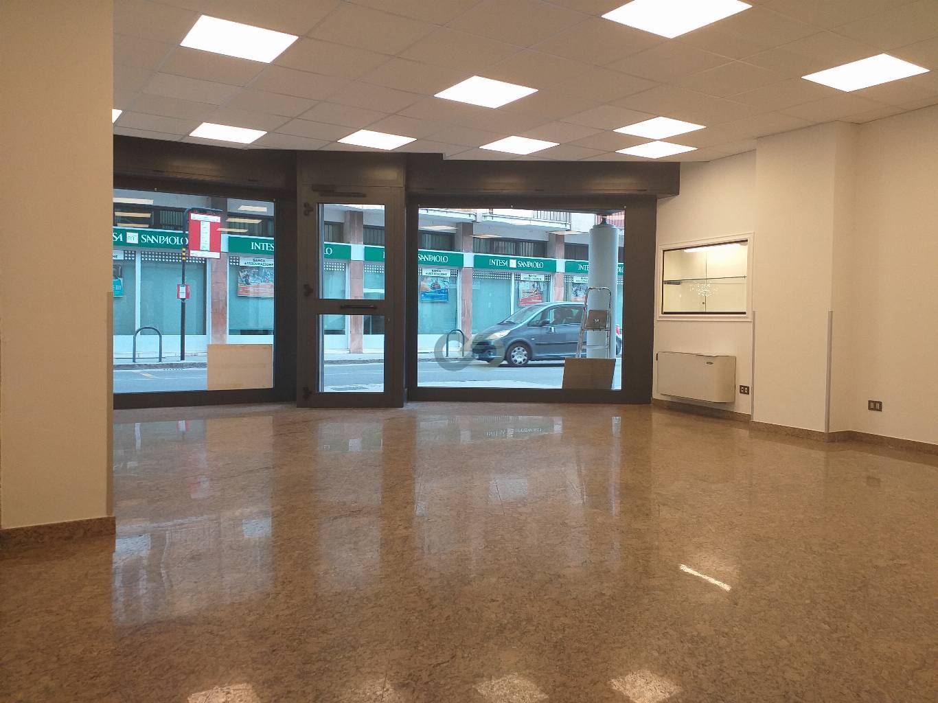 NEGOZIO FRONTESTRADA 17