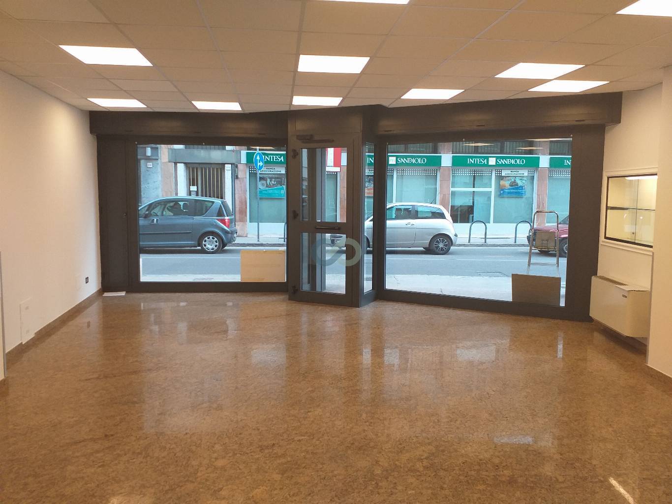 NEGOZIO FRONTESTRADA 18