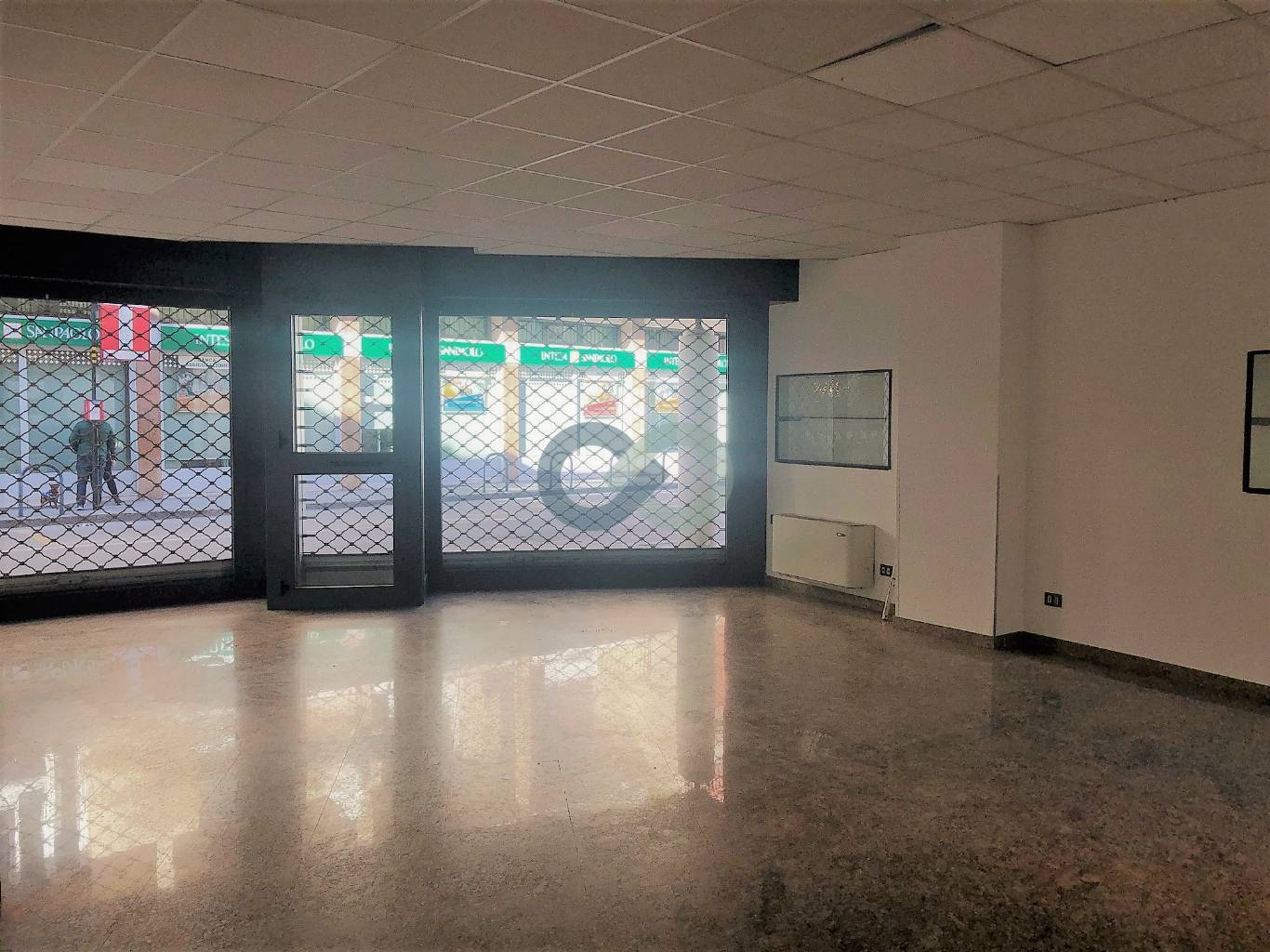 NEGOZIO FRONTESTRADA 19