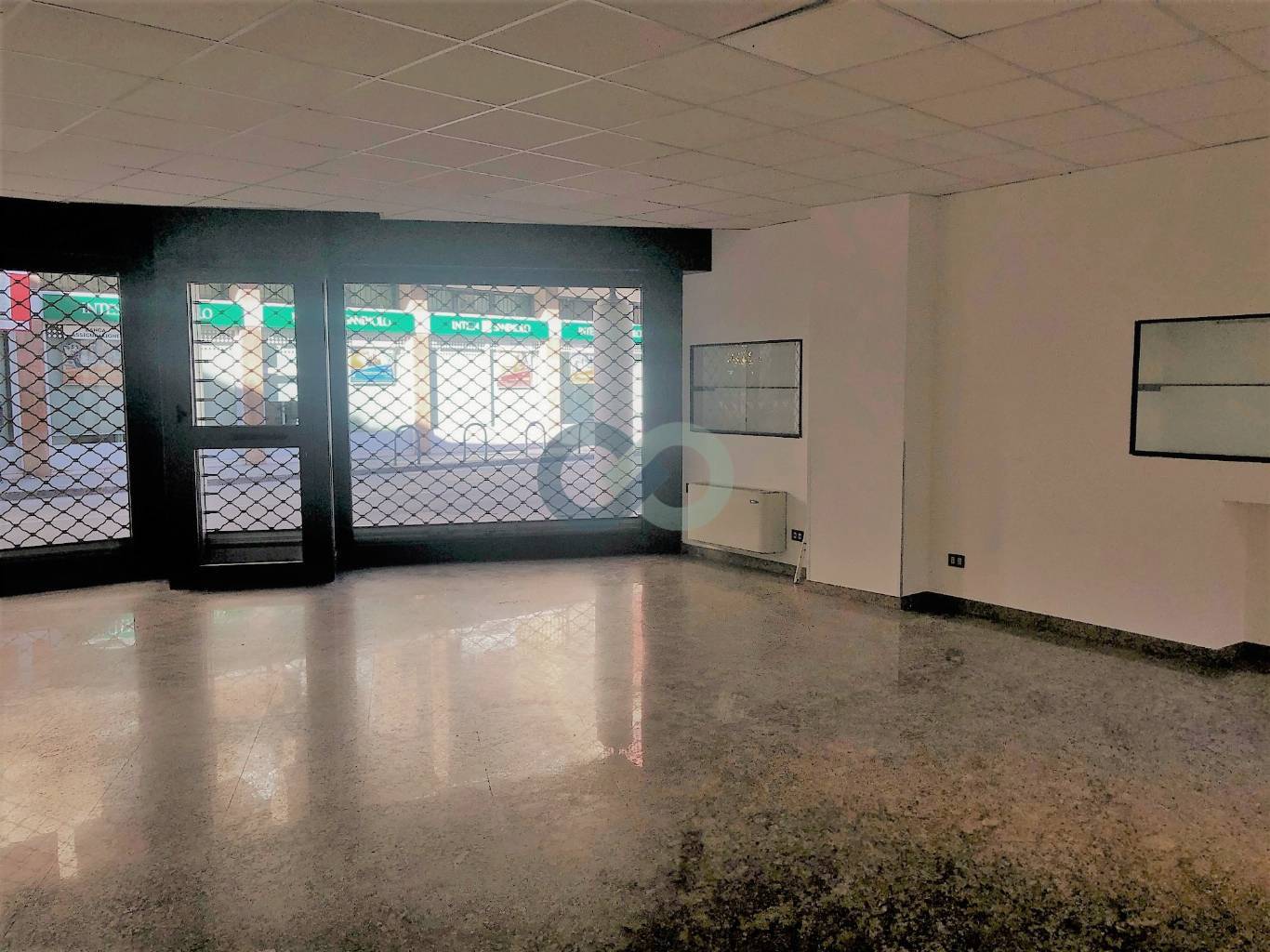 NEGOZIO FRONTESTRADA 20