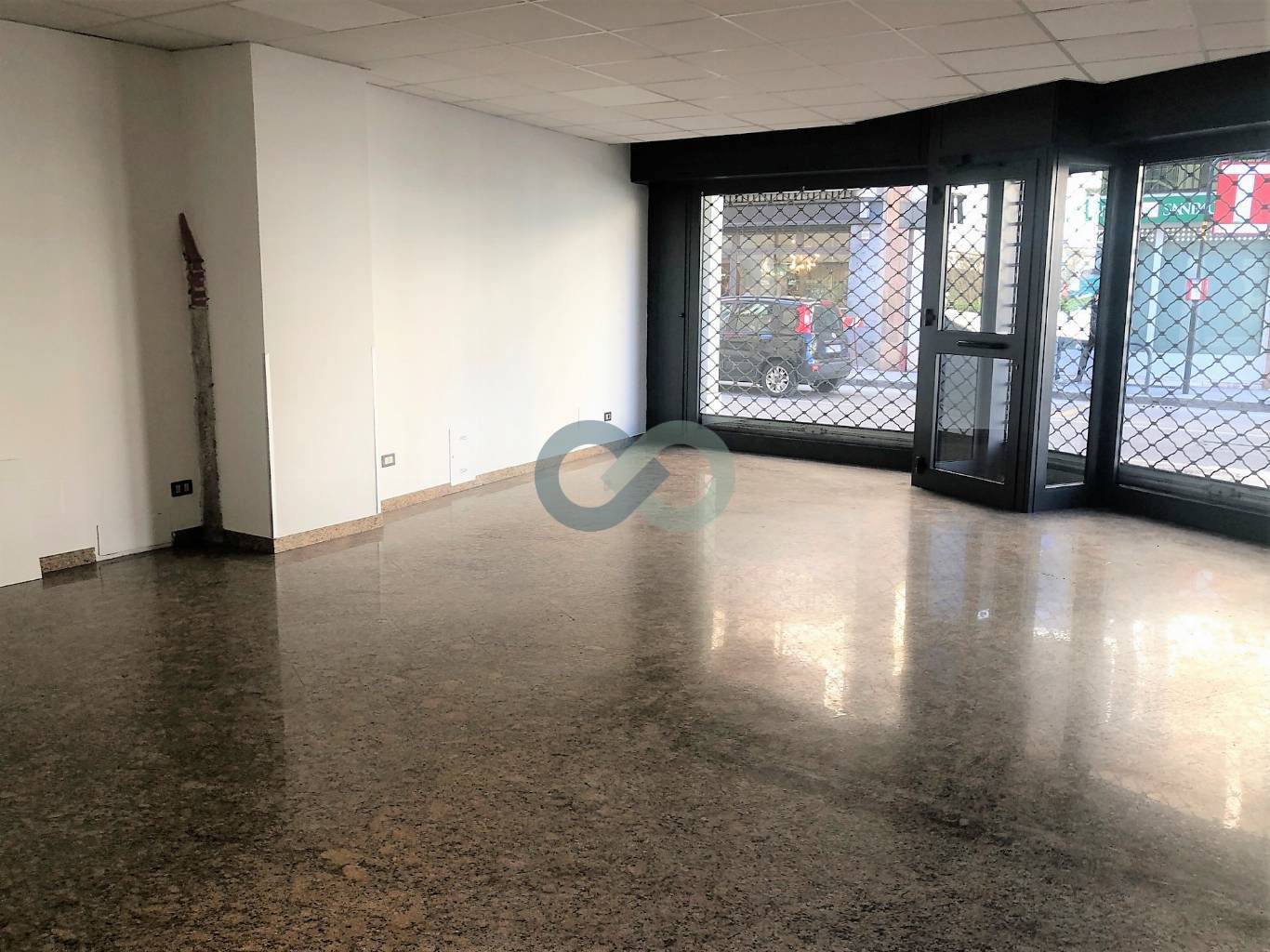 NEGOZIO FRONTESTRADA 21