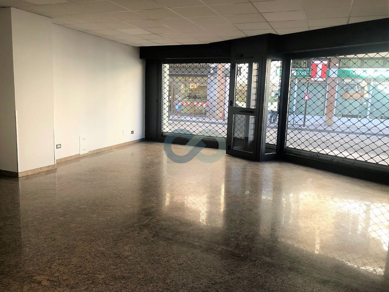 NEGOZIO FRONTESTRADA 22