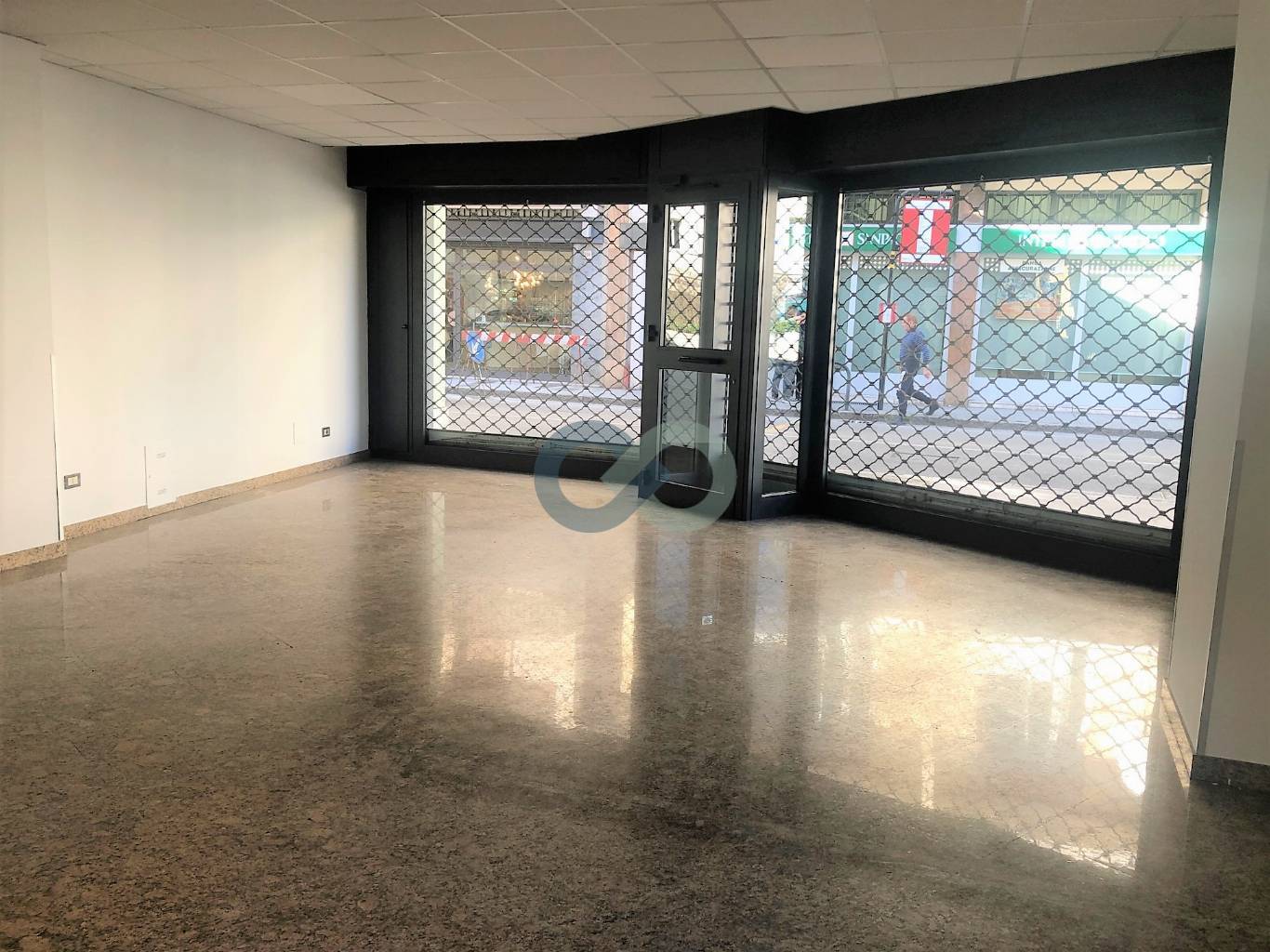 NEGOZIO FRONTESTRADA 24