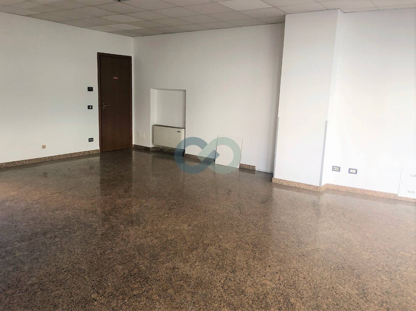 NEGOZIO FRONTESTRADA 25