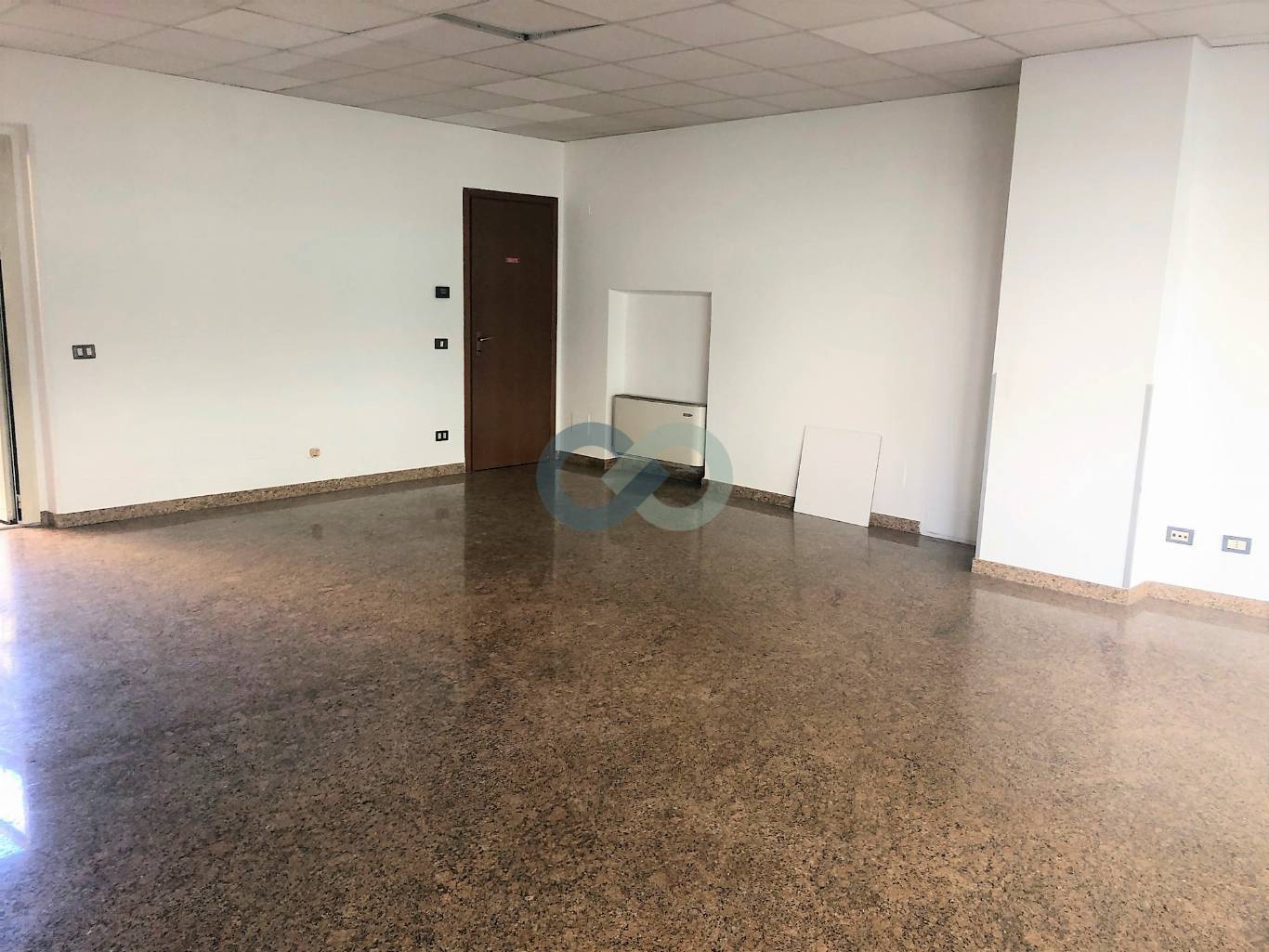 NEGOZIO FRONTESTRADA 26