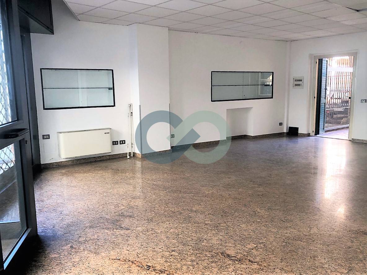 NEGOZIO FRONTESTRADA 28