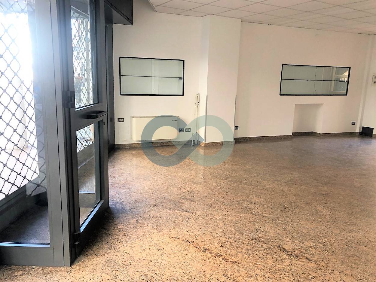 NEGOZIO FRONTESTRADA 30