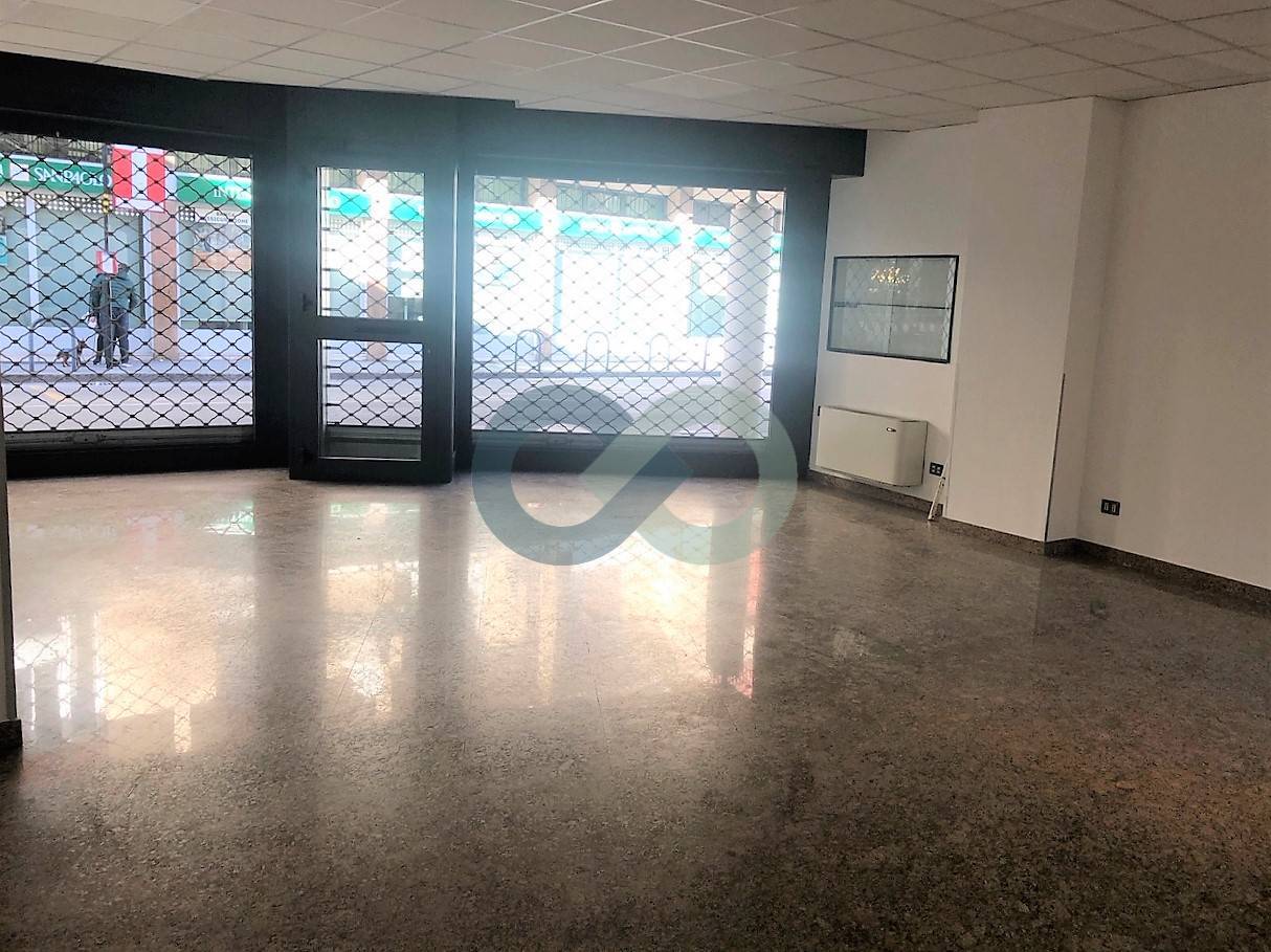 NEGOZIO FRONTESTRADA 32