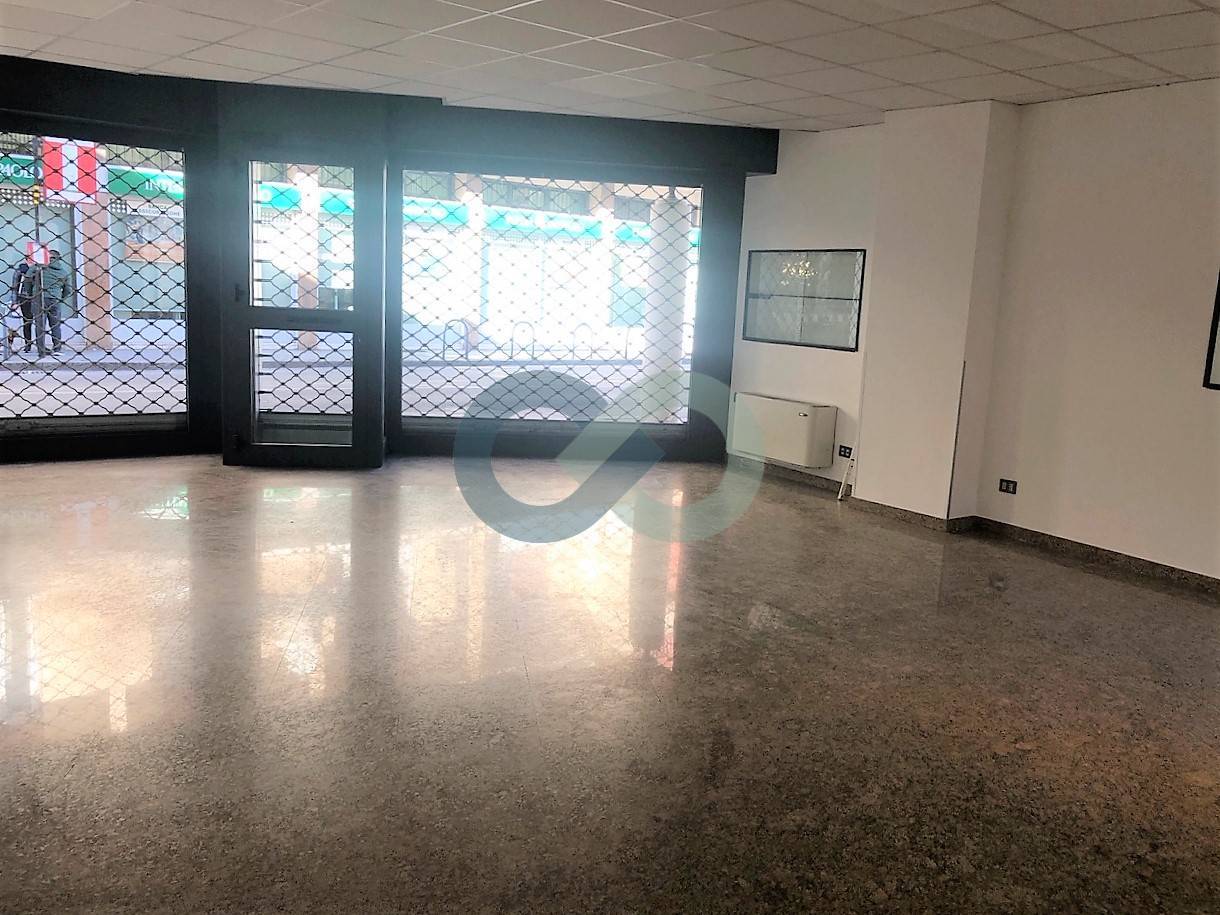 NEGOZIO FRONTESTRADA 33