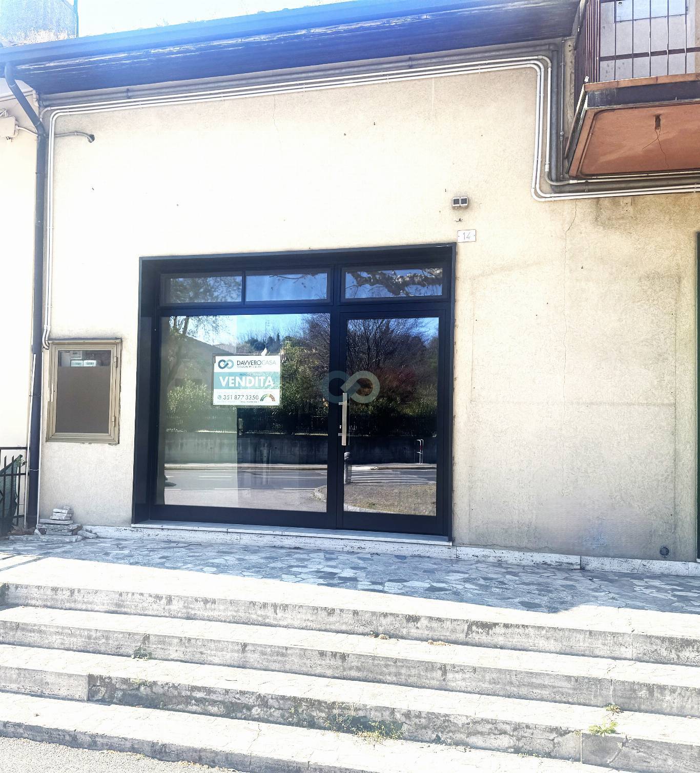 NEGOZIO CON VETRINA 1