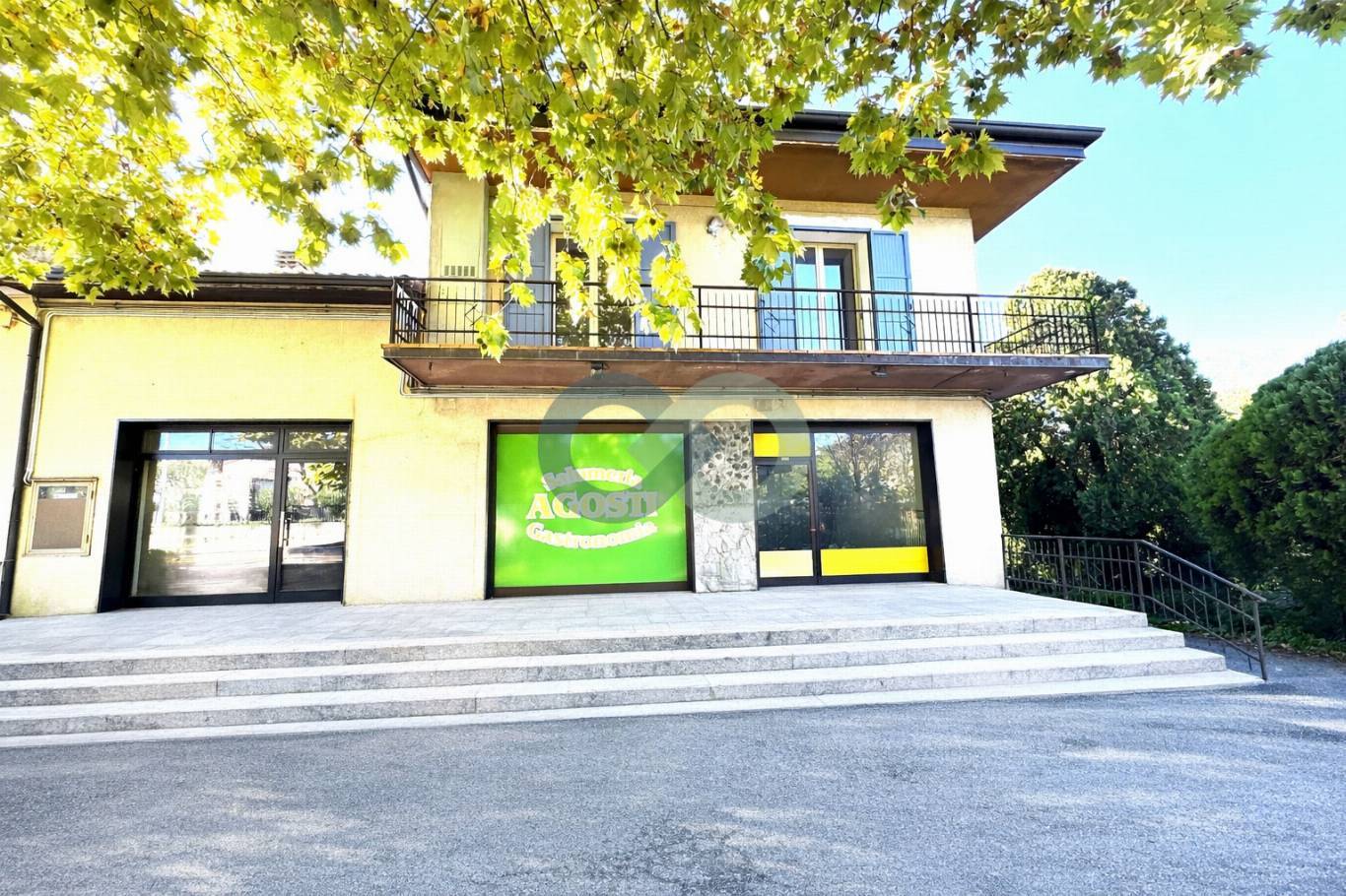 NEGOZIO CON VETRINA 5
