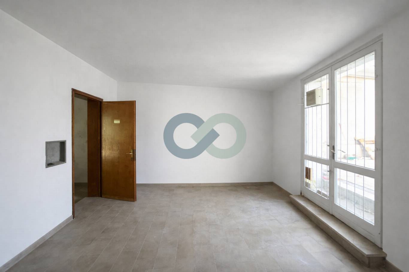 NEGOZIO CON VETRINA 8