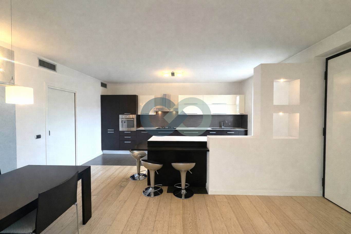 IN OTTIMA ZONA TRANQUILLA PROPONIAMO LUMINOSO APPARTAMENTO DI 150 MQ SU UNICO PIANO TERRA CON INTERRATO 6