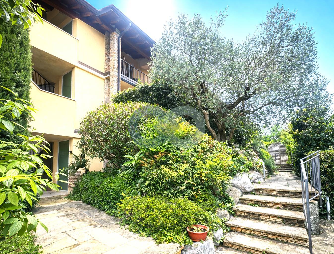 IN OTTIMA ZONA TRANQUILLA PROPONIAMO LUMINOSO APPARTAMENTO DI 150 MQ SU UNICO PIANO TERRA CON INTERRATO 1