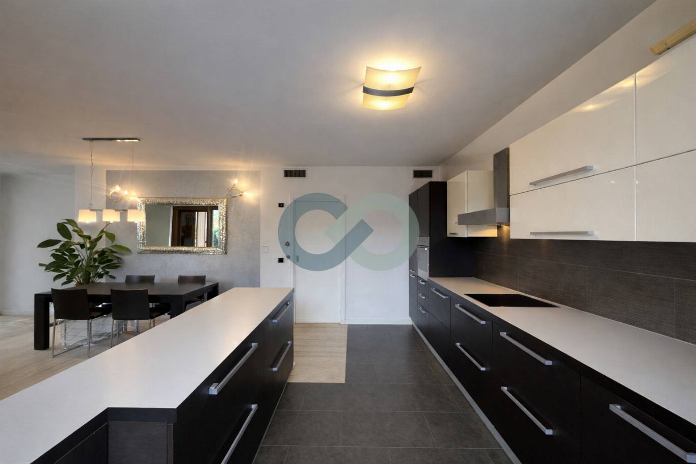 IN OTTIMA ZONA TRANQUILLA PROPONIAMO LUMINOSO APPARTAMENTO DI 150 MQ SU UNICO PIANO TERRA CON INTERRATO 5