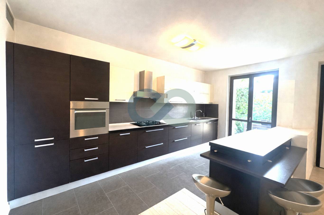 IN OTTIMA ZONA TRANQUILLA PROPONIAMO LUMINOSO APPARTAMENTO DI 150 MQ SU UNICO PIANO TERRA CON INTERRATO 3