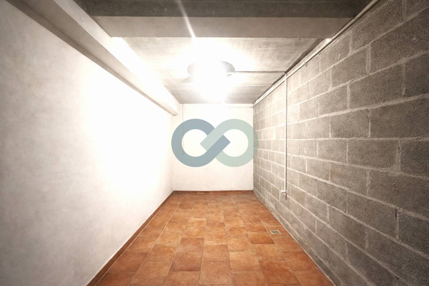 IN OTTIMA ZONA TRANQUILLA PROPONIAMO LUMINOSO APPARTAMENTO DI 150 MQ SU UNICO PIANO TERRA CON INTERRATO 30