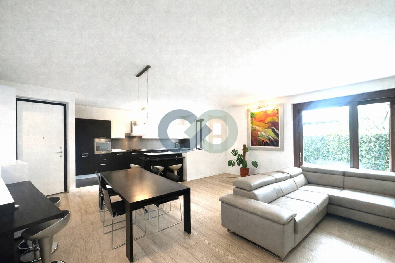 IN OTTIMA ZONA TRANQUILLA PROPONIAMO LUMINOSO APPARTAMENTO DI 150 MQ SU UNICO PIANO TERRA CON INTERRATO 8