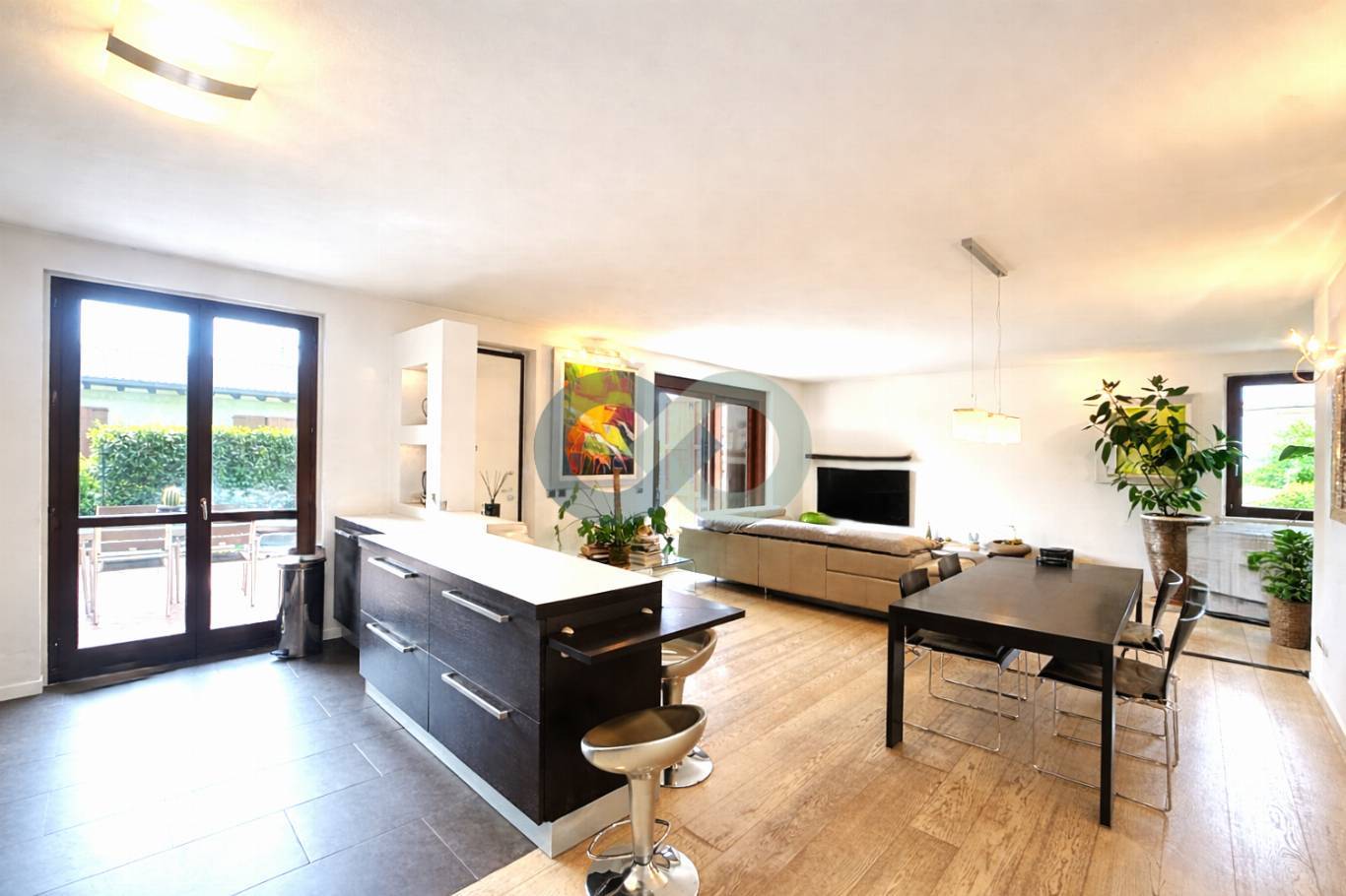 IN OTTIMA ZONA TRANQUILLA PROPONIAMO LUMINOSO APPARTAMENTO DI 150 MQ SU UNICO PIANO TERRA CON INTERRATO 10