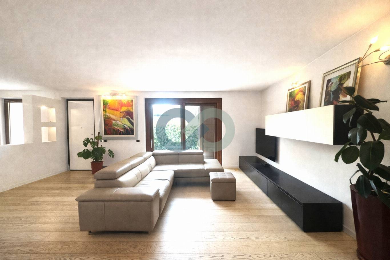 IN OTTIMA ZONA TRANQUILLA PROPONIAMO LUMINOSO APPARTAMENTO DI 150 MQ SU UNICO PIANO TERRA CON INTERRATO 9