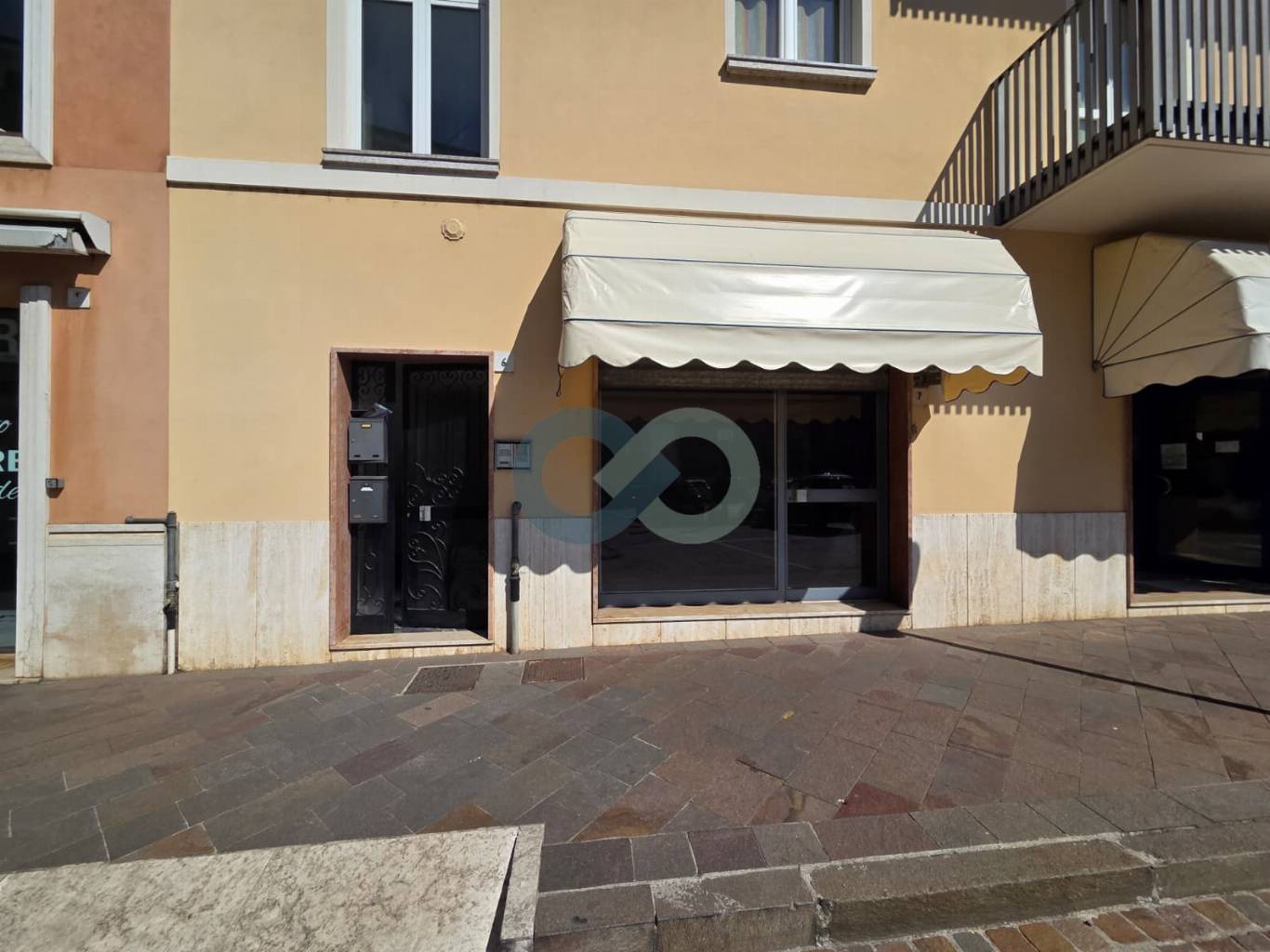 Negozio in piazza 11