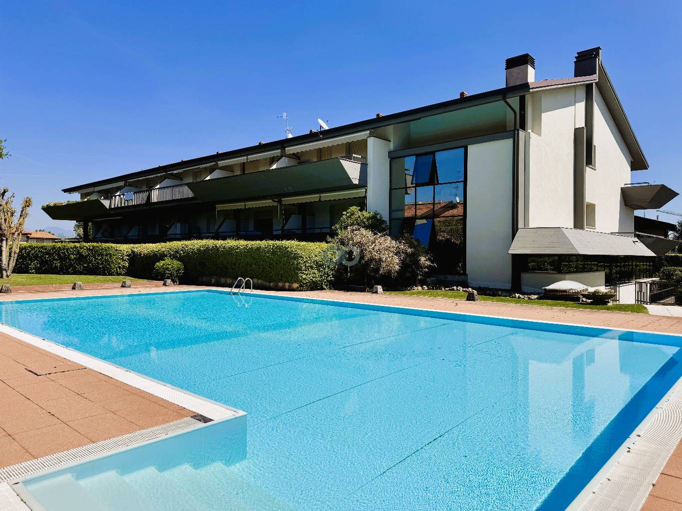 BILOCALE CON GIARDINO IN RESIDENCE CON PISCINA 1