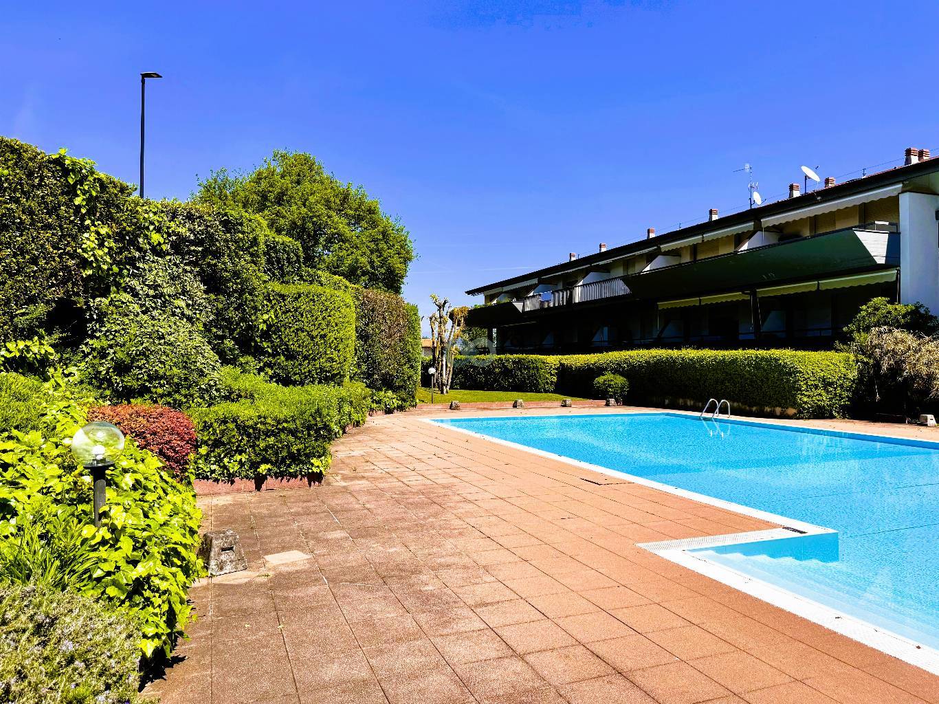 BILOCALE CON GIARDINO IN RESIDENCE CON PISCINA 2