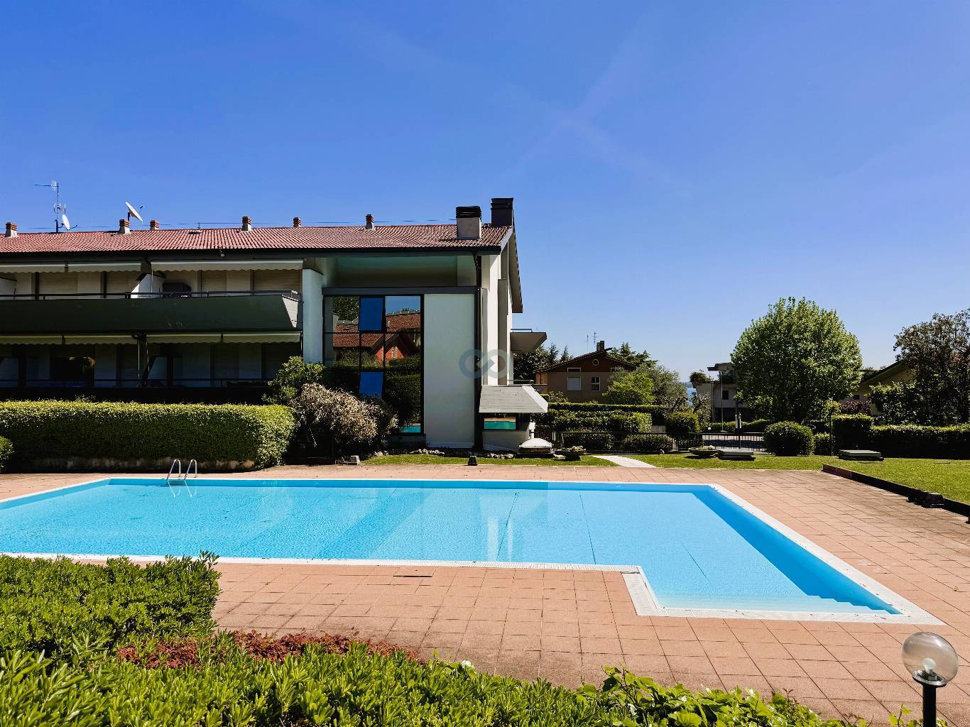 BILOCALE CON GIARDINO IN RESIDENCE CON PISCINA 3