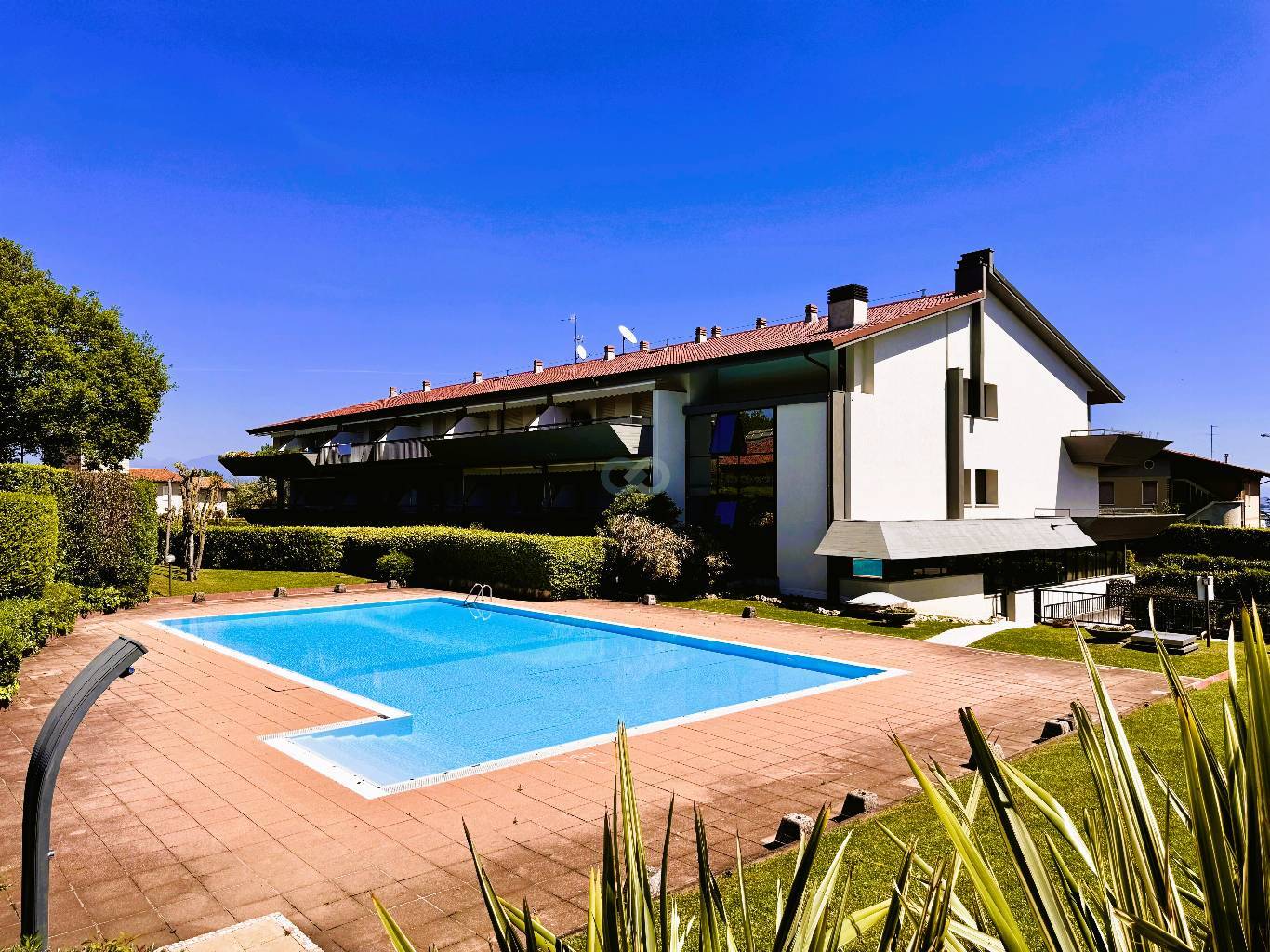 BILOCALE CON GIARDINO IN RESIDENCE CON PISCINA 4