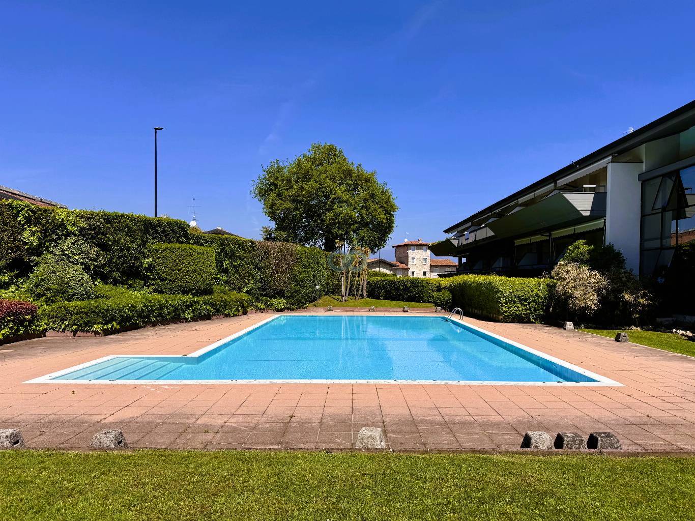 BILOCALE CON GIARDINO IN RESIDENCE CON PISCINA 5