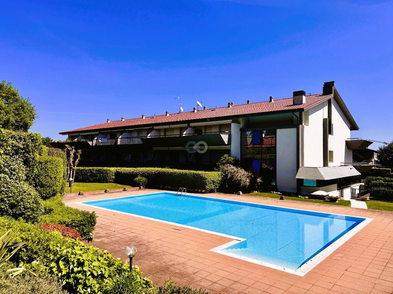 BILOCALE CON GIARDINO IN RESIDENCE CON PISCINA 7