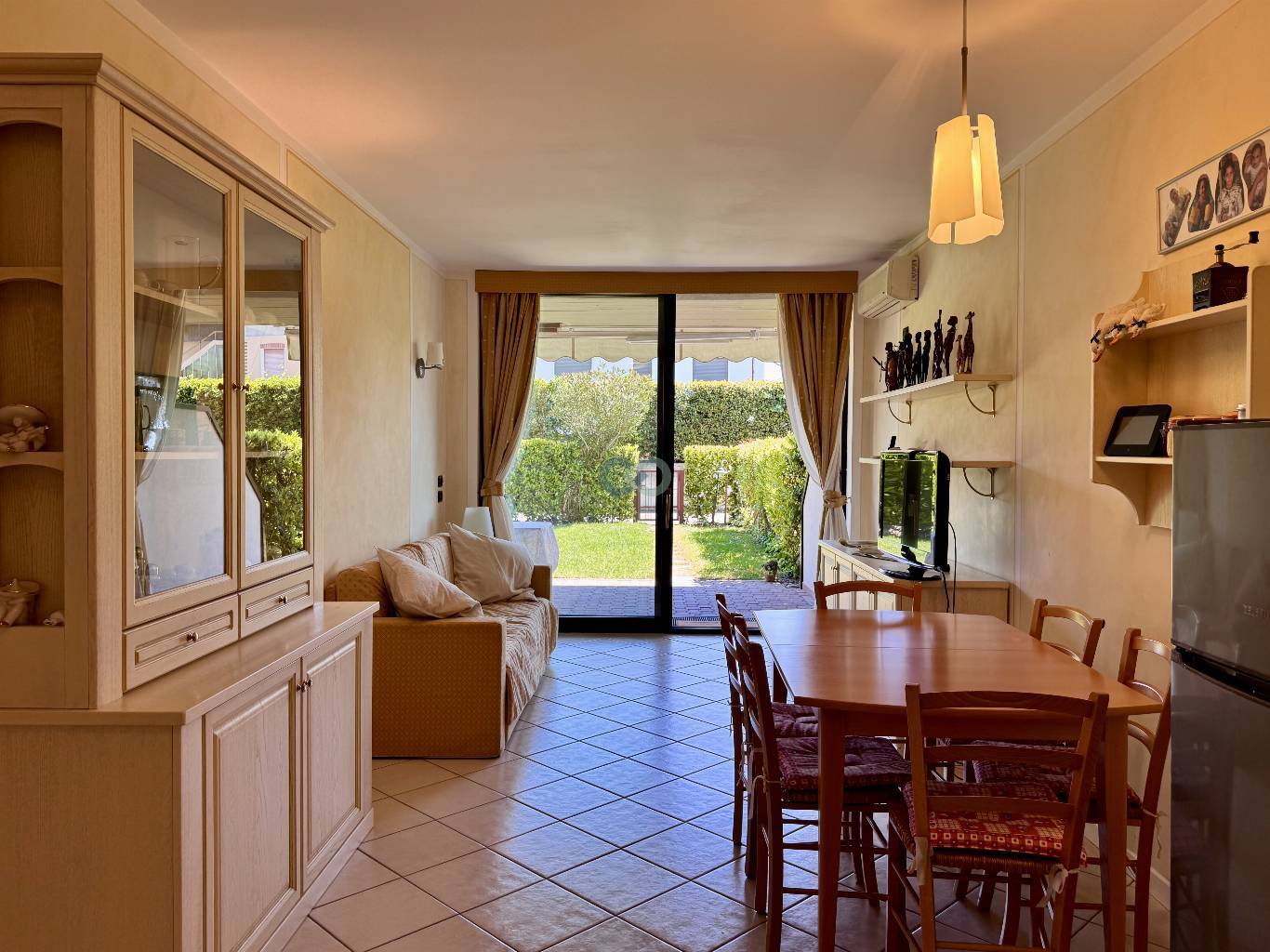 BILOCALE CON GIARDINO IN RESIDENCE CON PISCINA 11