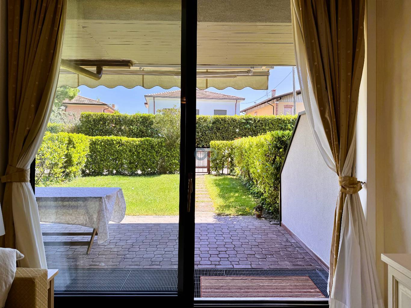 BILOCALE CON GIARDINO IN RESIDENCE CON PISCINA 19