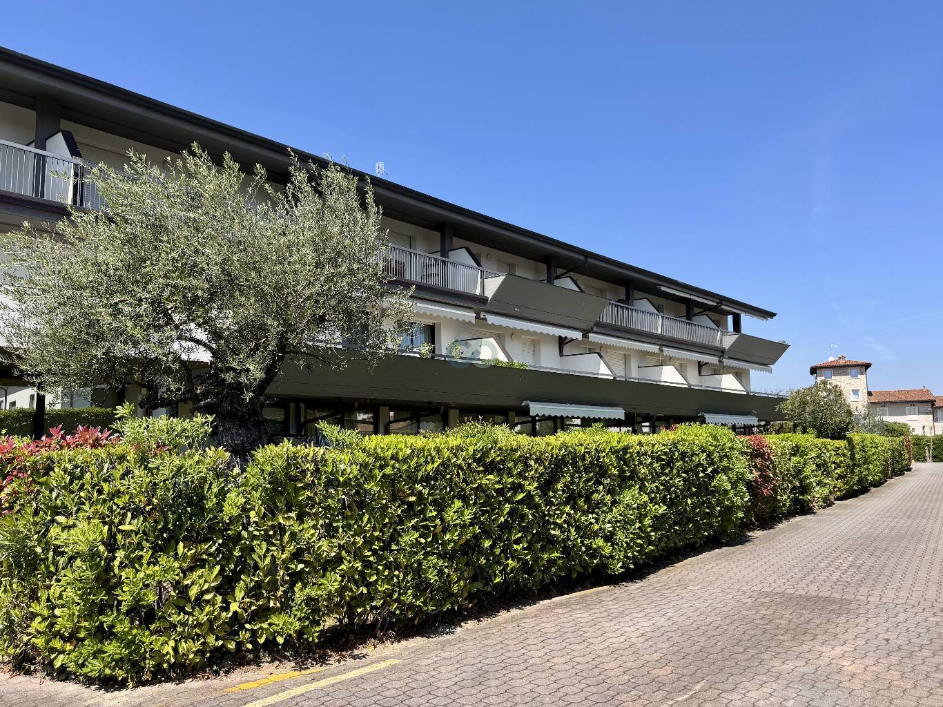 BILOCALE CON GIARDINO IN RESIDENCE CON PISCINA 34