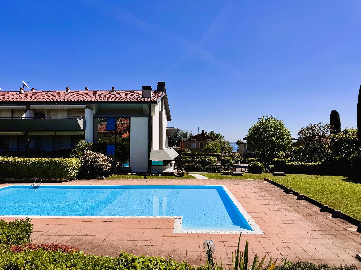 BILOCALE CON GIARDINO IN RESIDENCE CON PISCINA 35