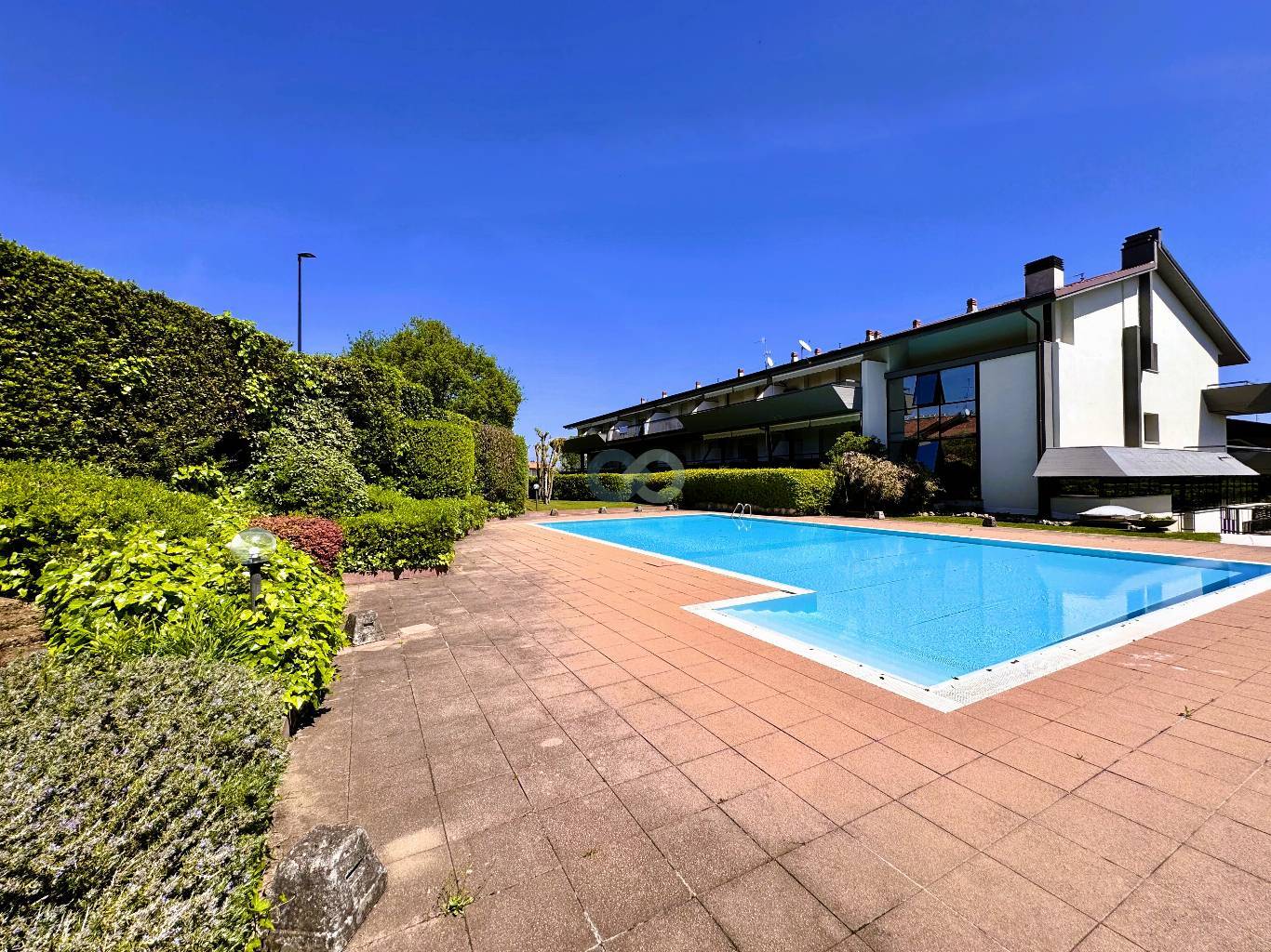 BILOCALE CON GIARDINO IN RESIDENCE CON PISCINA 36