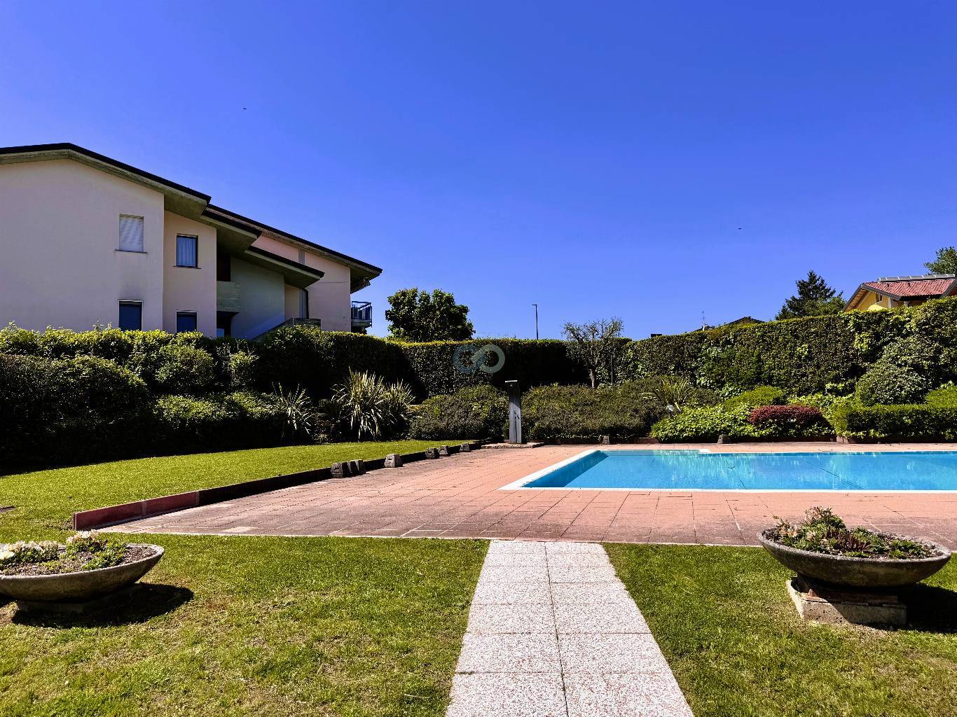 BILOCALE CON GIARDINO IN RESIDENCE CON PISCINA 37