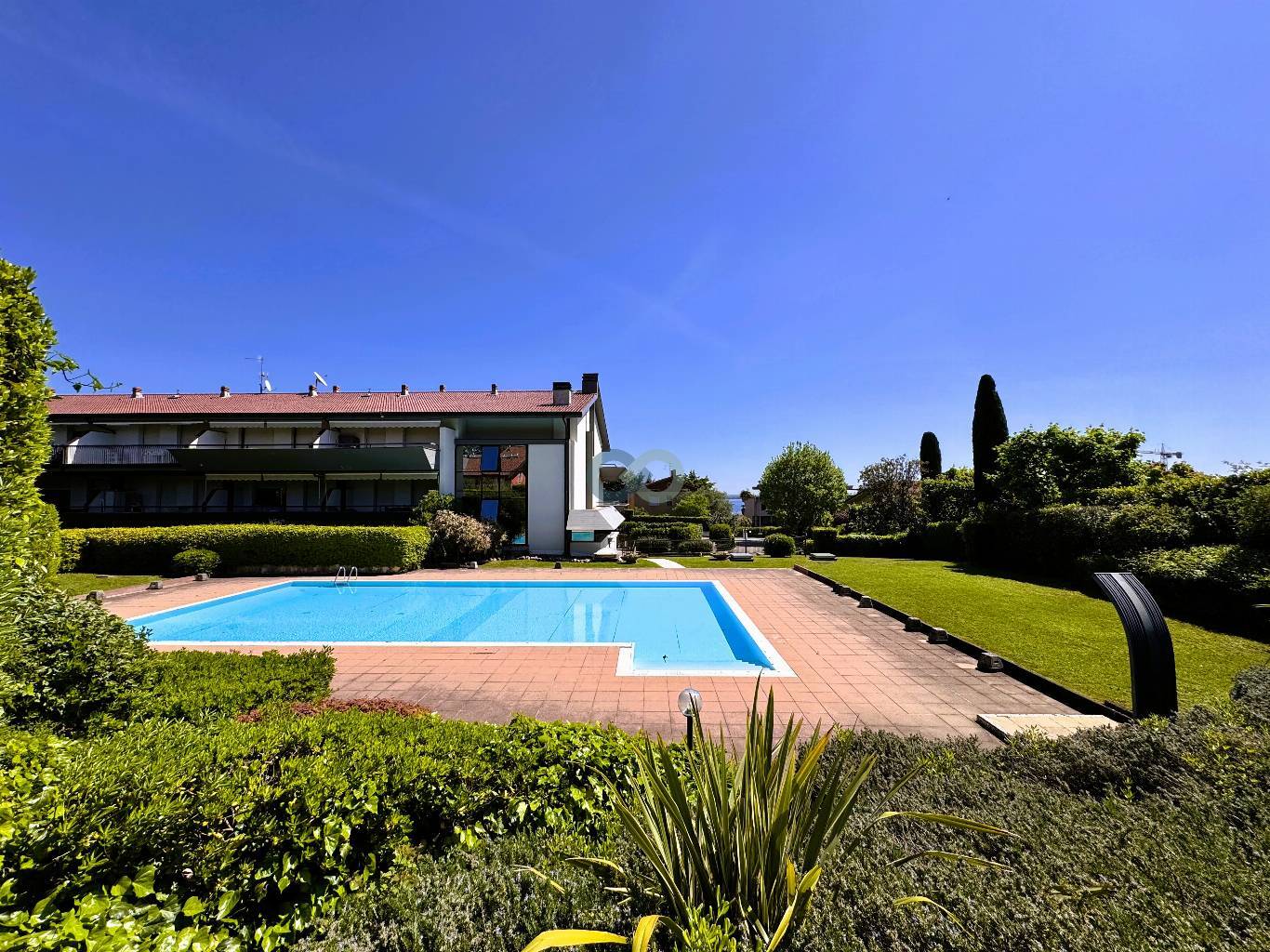 BILOCALE CON GIARDINO IN RESIDENCE CON PISCINA 38