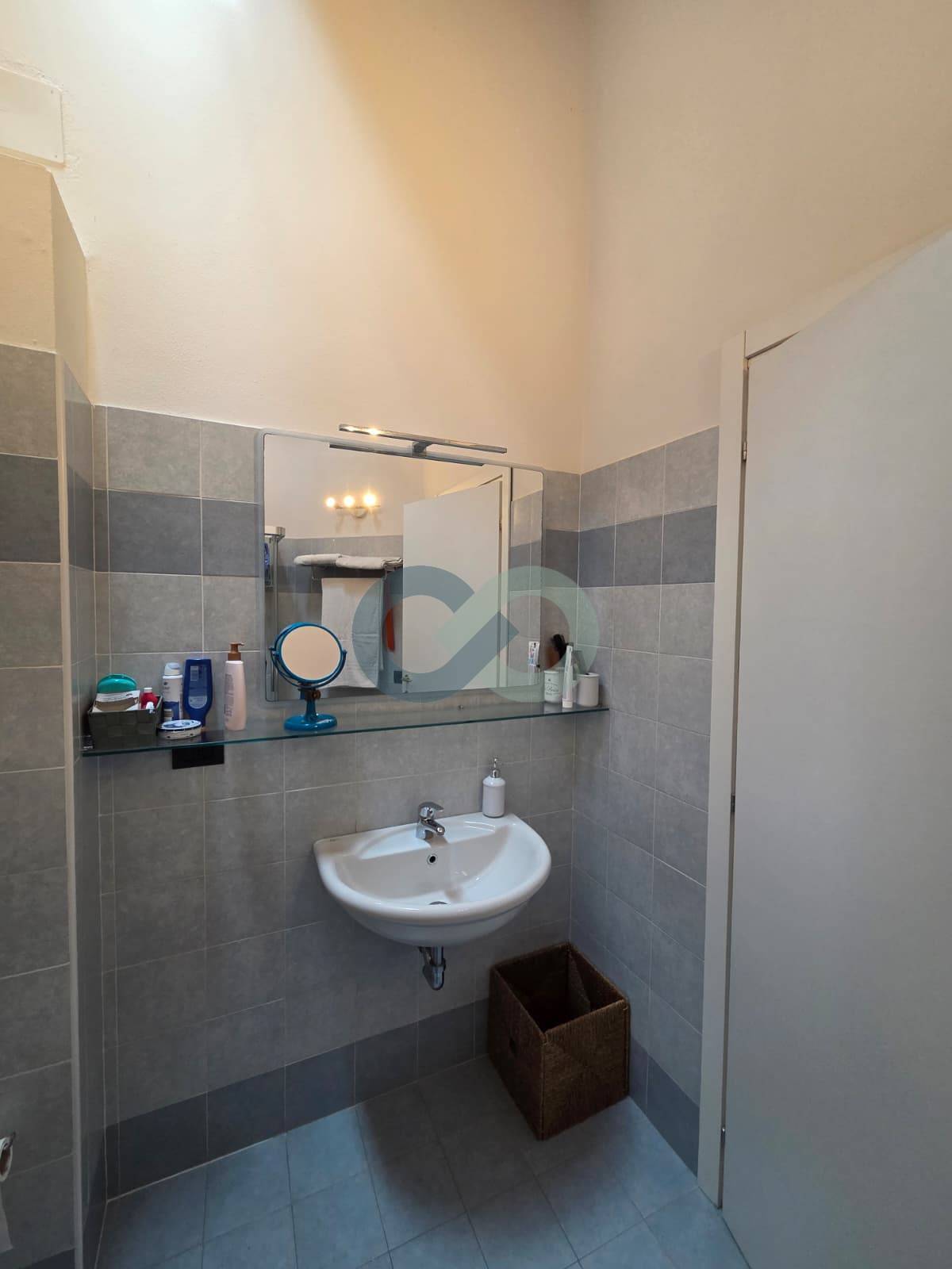 Trilocale con loggia e box doppio 37