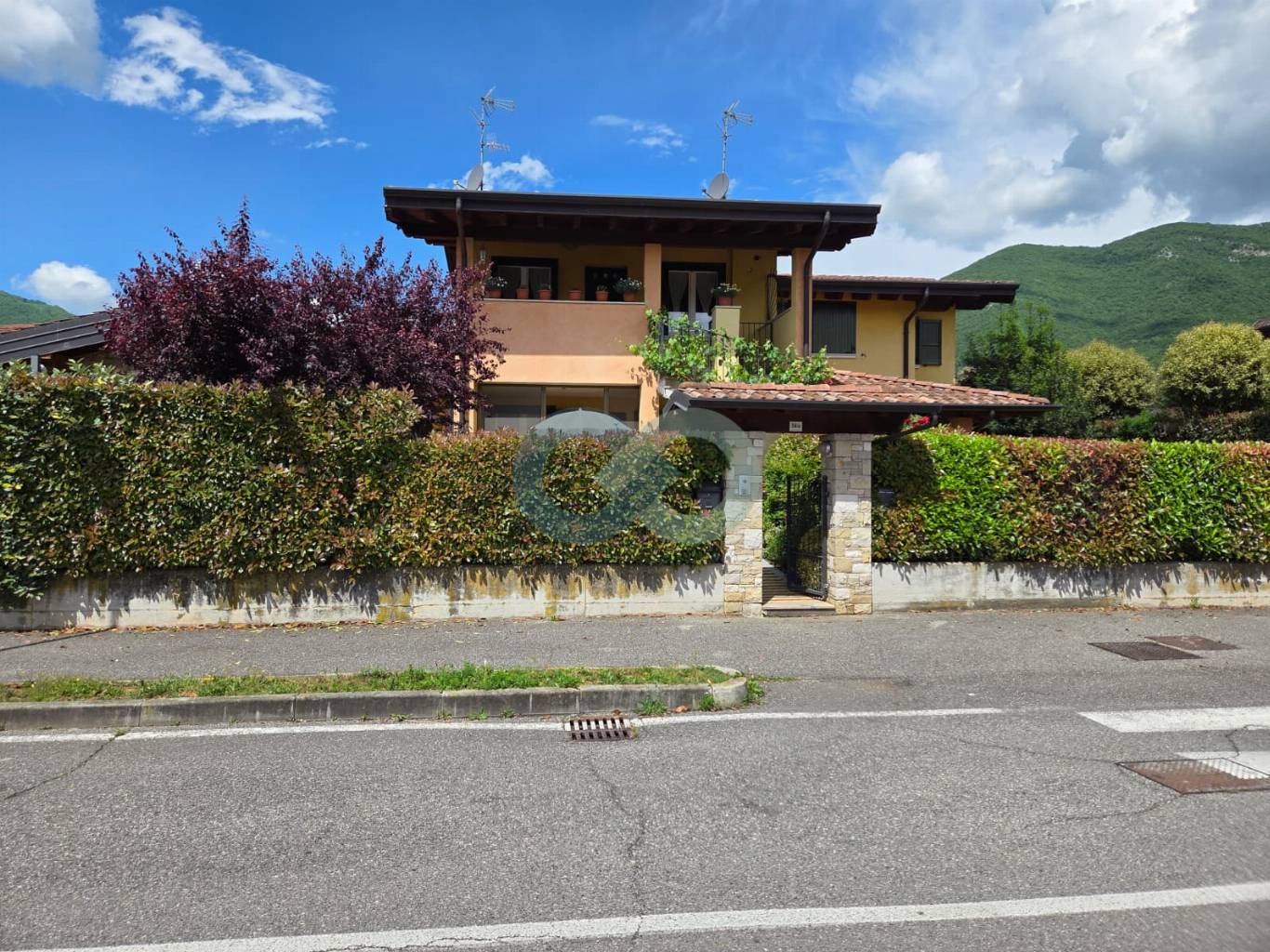 Trilocale con loggia e box doppio 8