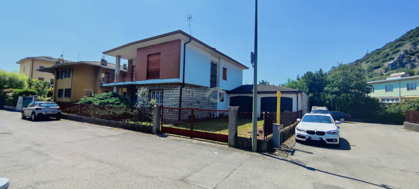 VILLA CON GIARDINO E 2 BOX AUTO 1