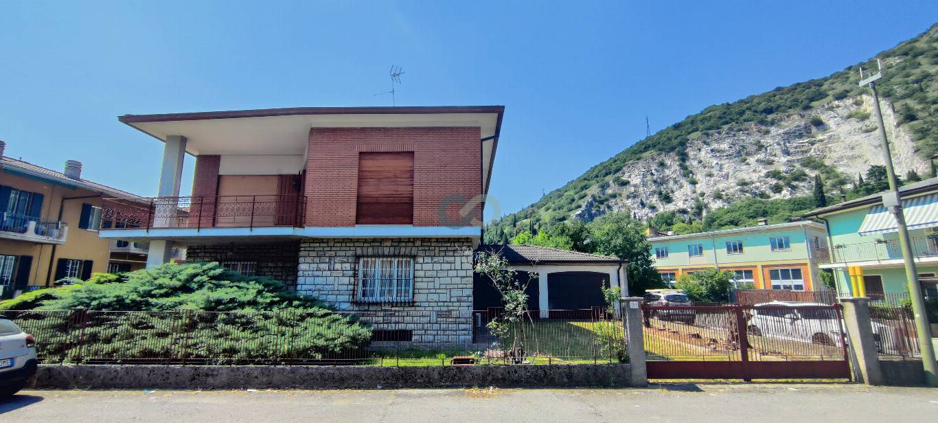 VILLA CON GIARDINO E 2 BOX AUTO 2