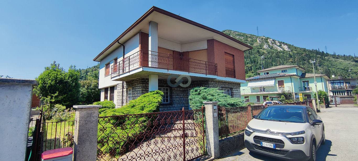 VILLA CON GIARDINO E 2 BOX AUTO 3