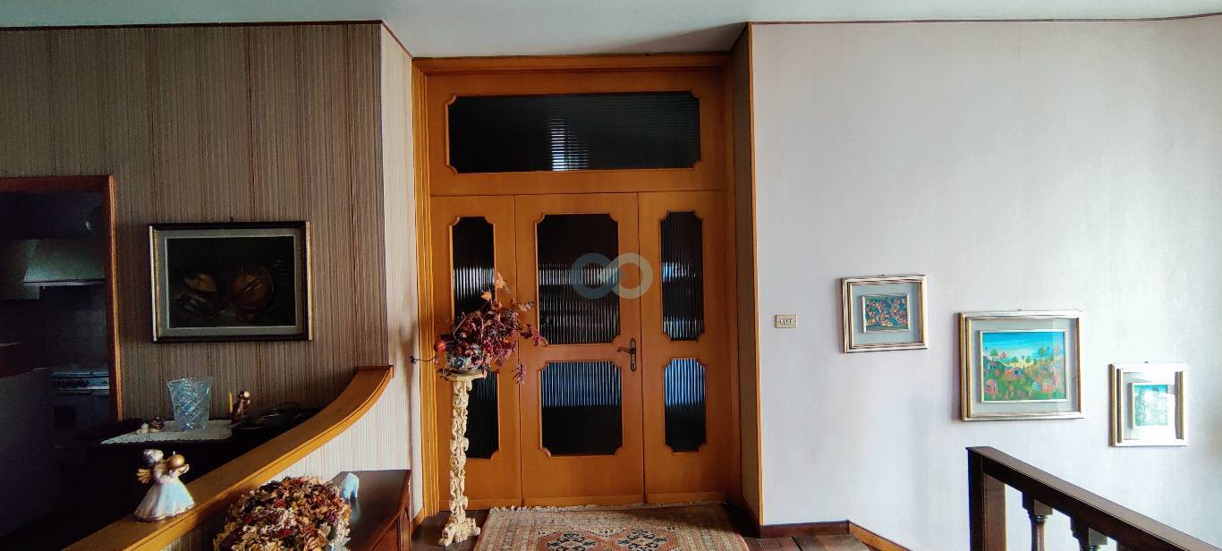 VILLA CON GIARDINO E 2 BOX AUTO 20