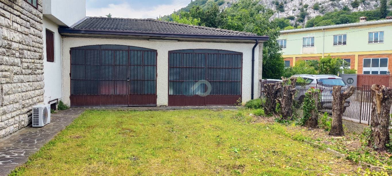VILLA CON GIARDINO E 2 BOX AUTO 33