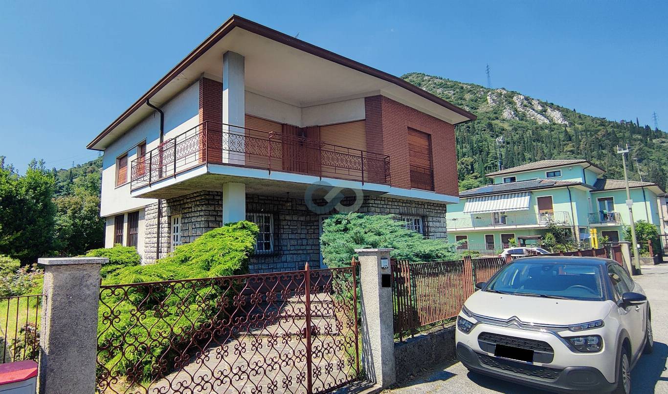 VILLA CON GIARDINO E 2 BOX AUTO 34